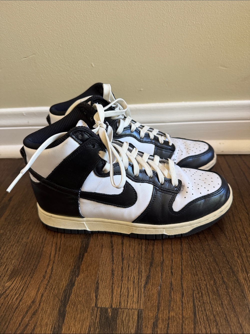 Nike Dunk High
Vintage Black (Women's)